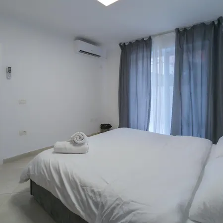 Δωμάτια σε οικογενειακή κατοικία Center Luxury *
